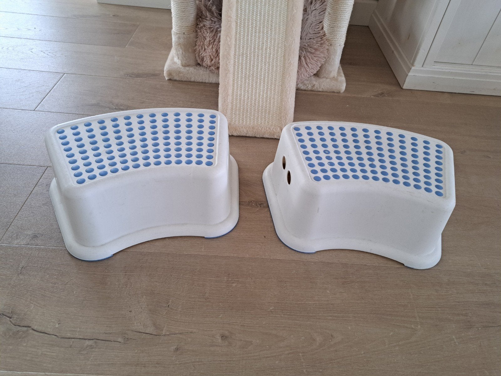 2 Witte Opstapjes met Blauwe Antislip voor Kinderen, Ophalen of Verzenden, Gebruikt