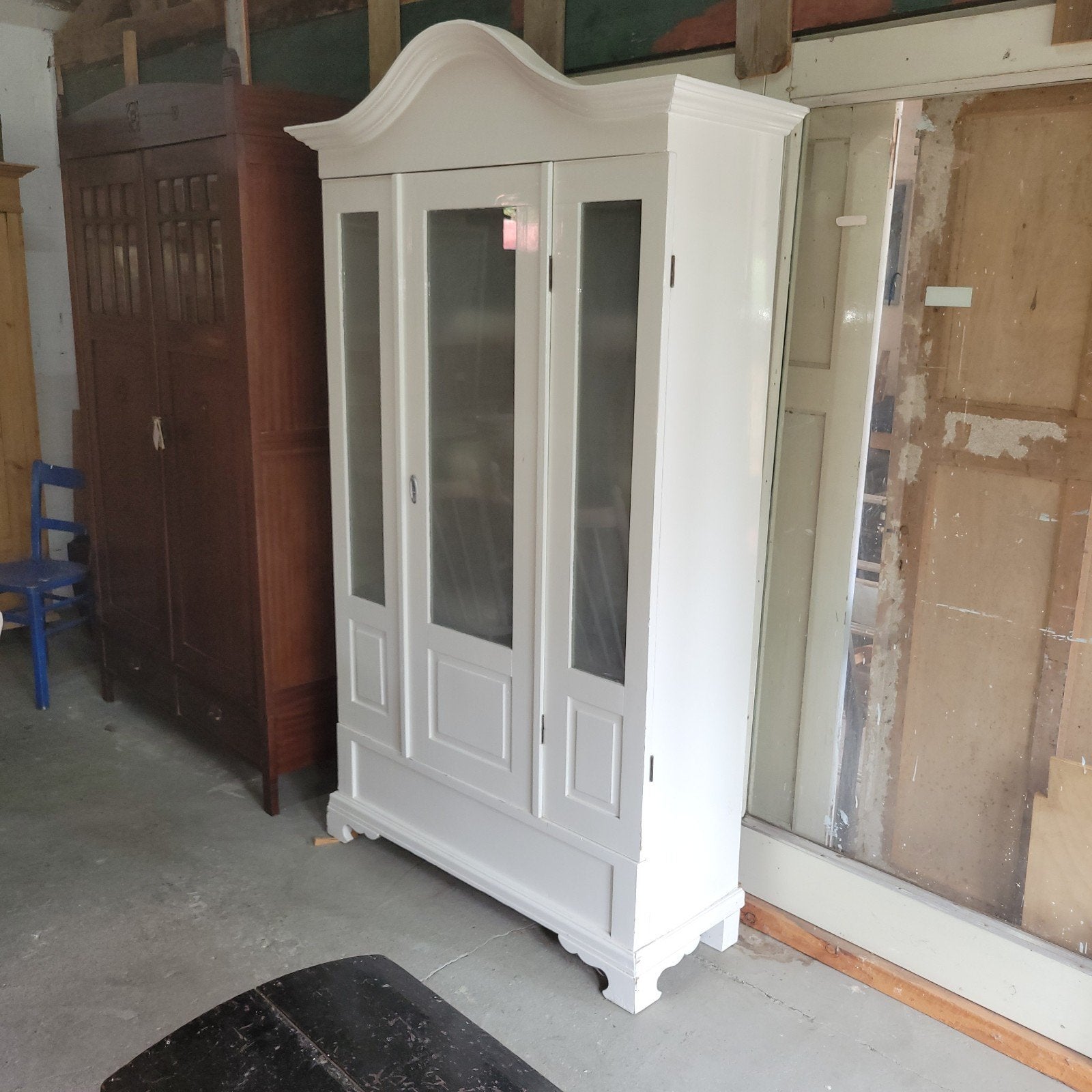 Foto 8 van Brocante oude ondiepe witte kast vitrinekast servieskast