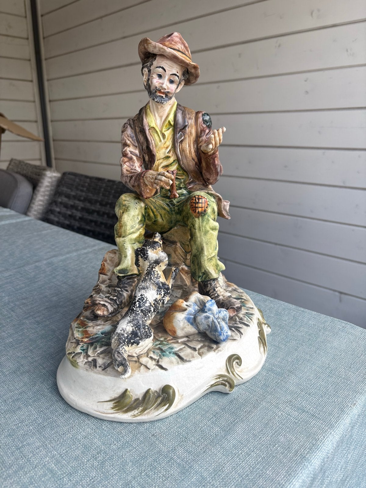 Vintage Bassano Beeld: Man met Hondjes, Made in Italy, Ophalen, 20 - 50 cm, Steen of Keramiek, Beeld