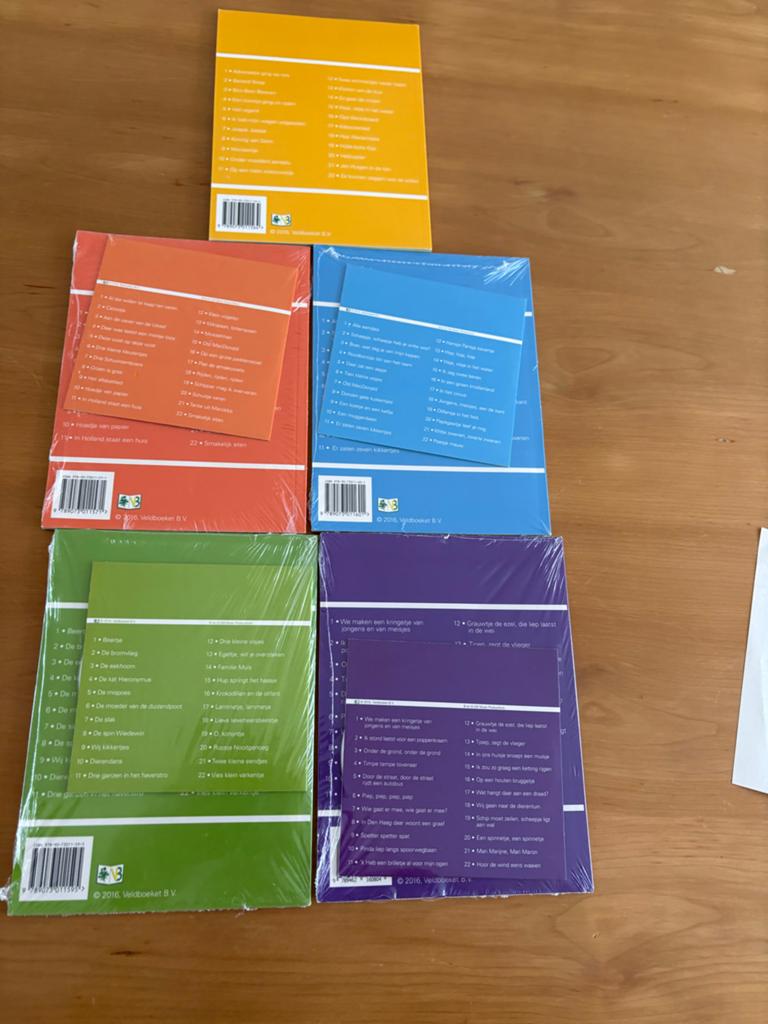 Kinderliedjes met boek en cd - 4 nieuw, 1 zo goed als nieuw, Cd's en Dvd's, Cd's | Kinderen en Jeugd, Ophalen of Verzenden, Zo goed als nieuw