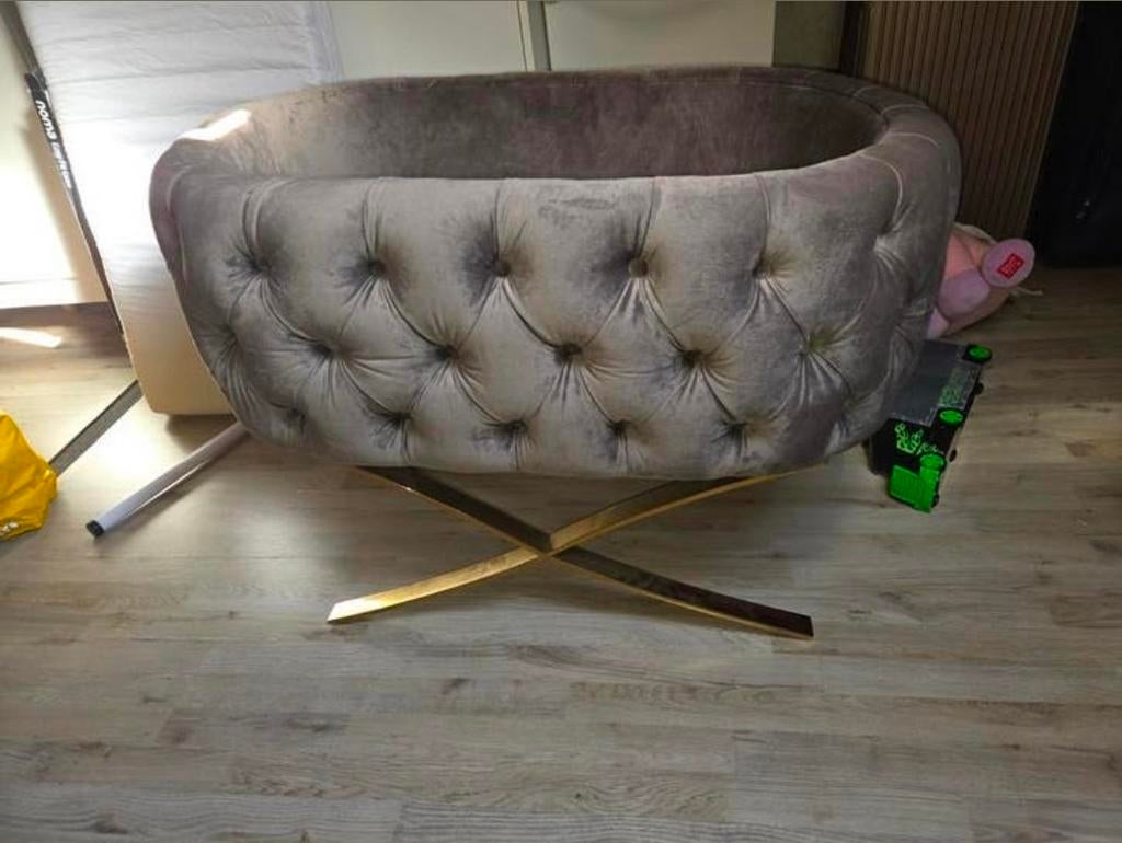 Luxe fluwelen baby wieg met gouden onderstel, Ophalen of Verzenden, Zo goed als nieuw, Wieg