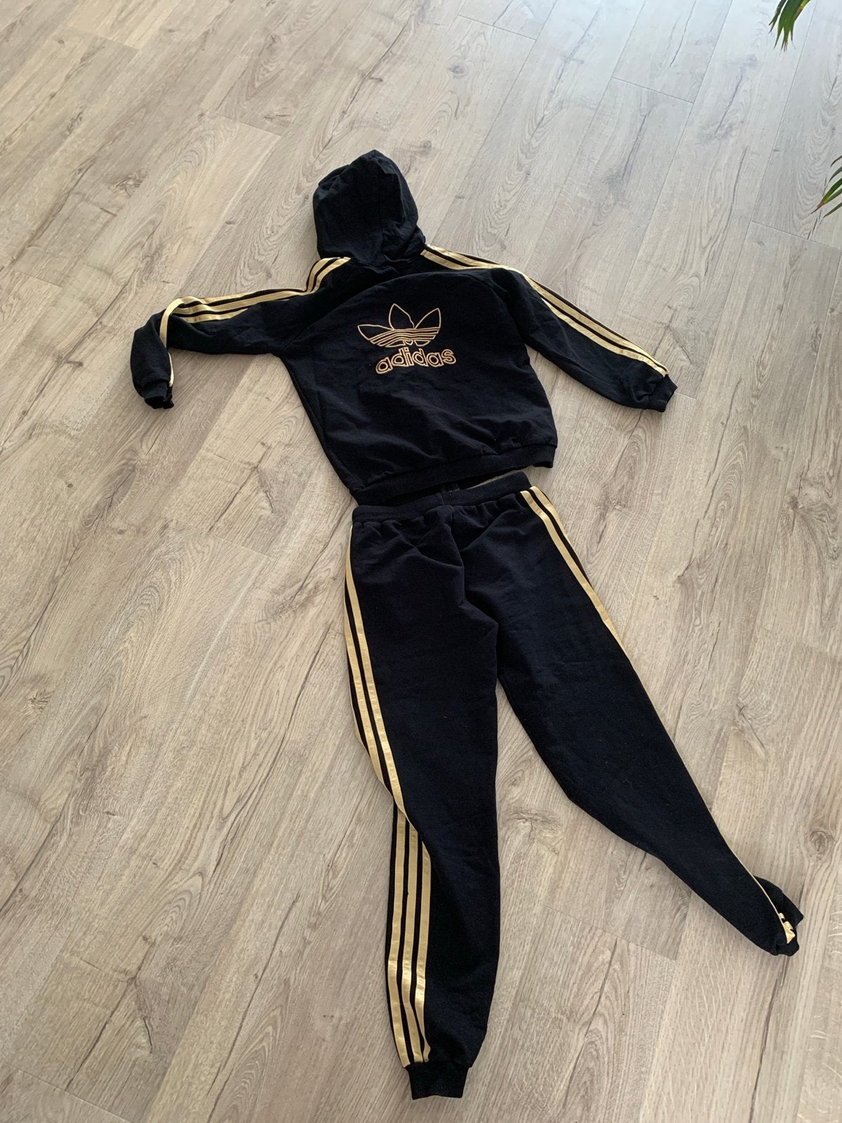 Adidas trainingspak zwart met goud  158 maar valt klein 152, Ophalen of Verzenden, Zo goed als nieuw, Jongen of Meisje, Sport- of Zwemkleding