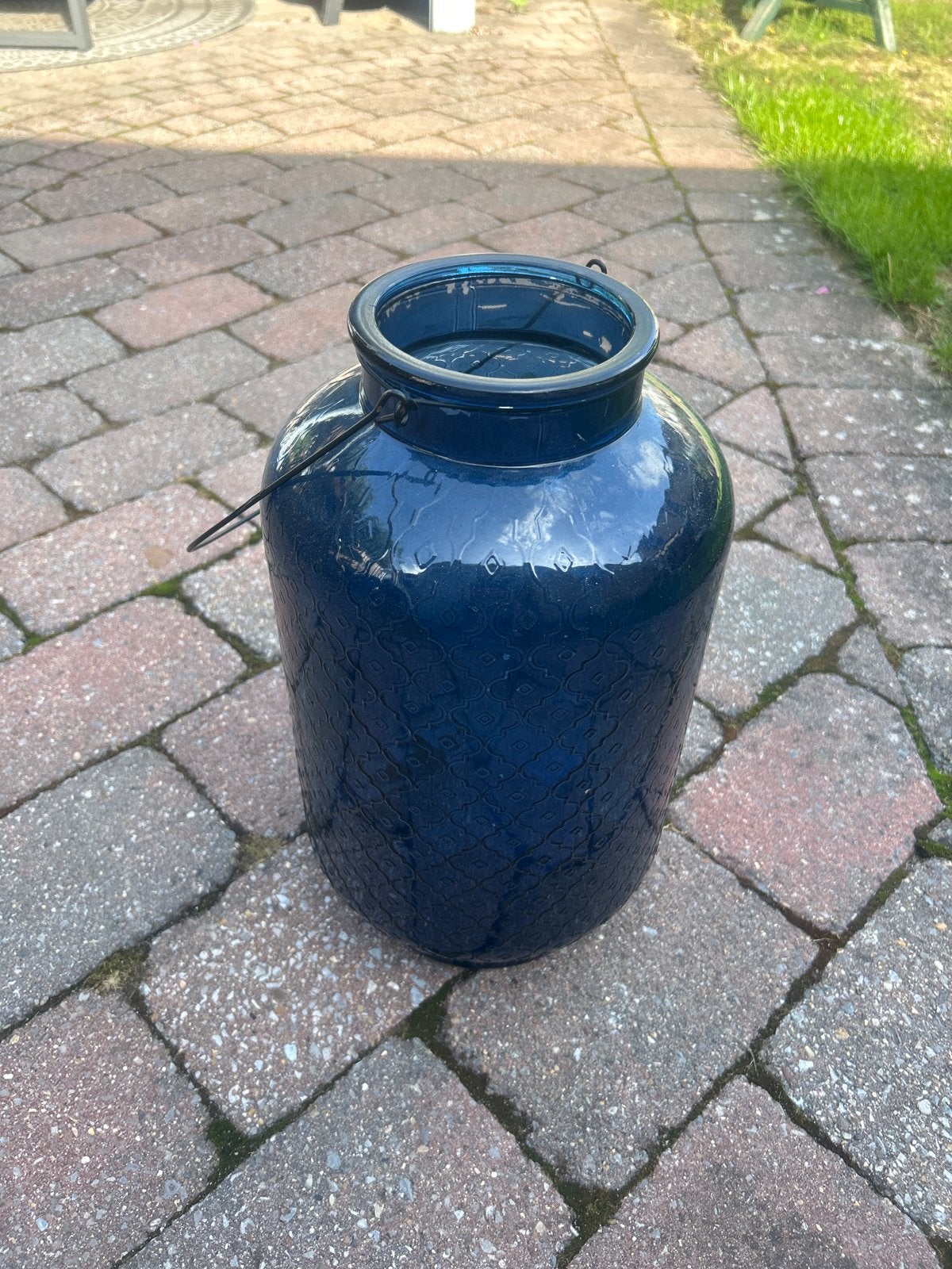 Grote blauwe glazen pot met handvat, Ophalen