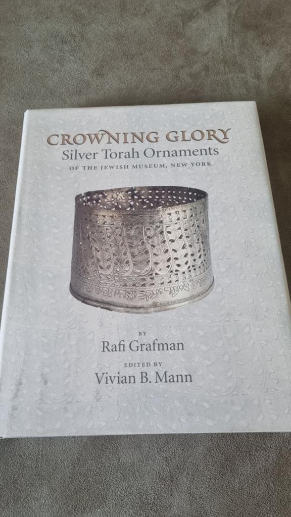 Crowning Glory: Silver Torah Ornaments - Joods Museum, Ophalen of Verzenden, Zo goed als nieuw, Rafi Grafman, Vivian B. Mann, Jodendom