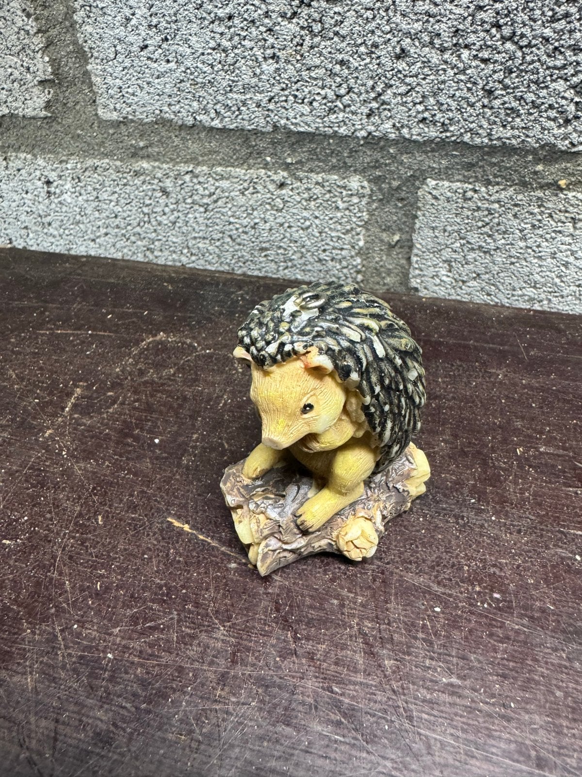 Schattig egel beeldje op boomstammetje, Verzamelen, Ophalen of Verzenden, Zo goed als nieuw, Dier