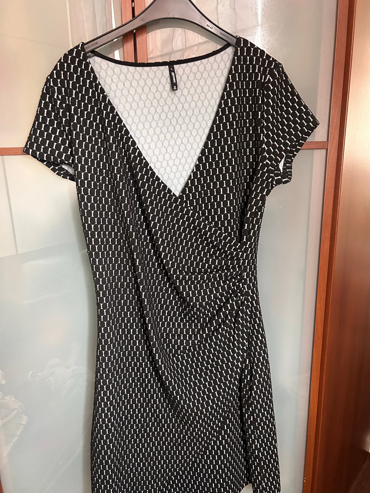 Smash! Zwart-wit jurkje met overslag en patroon, Kleding | Dames, Jurken, Ophalen, Zwart, Maat 42/44 (L), Zo goed als nieuw