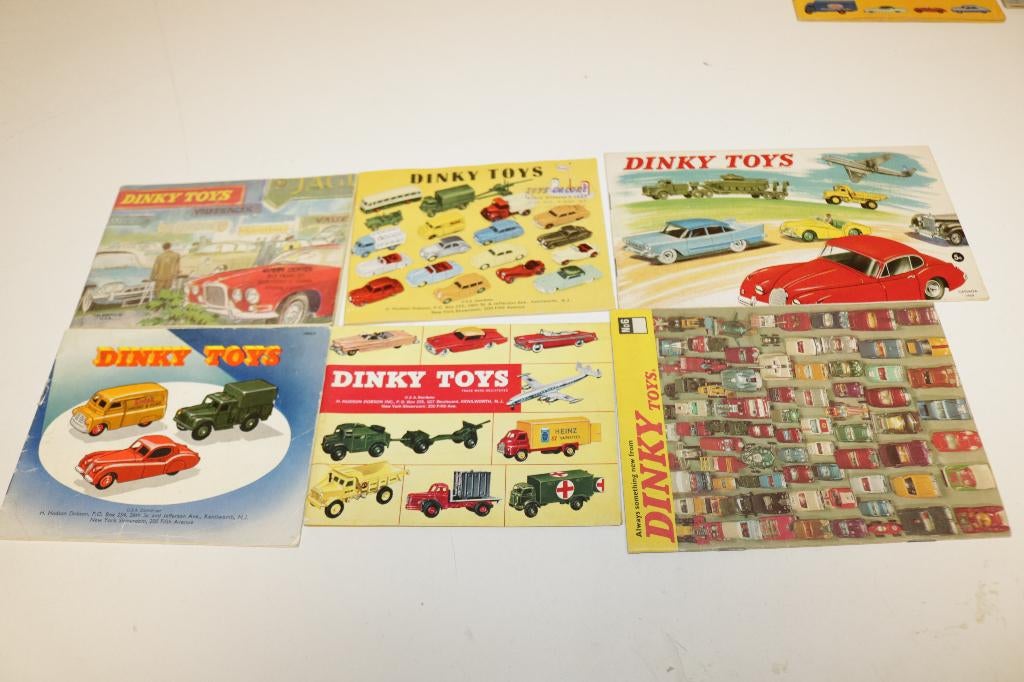 Dinky Toys 1:43 lot 6 prachtige originele catalogussen 1954, Ophalen of Verzenden, Zo goed als nieuw, Auto, Dinky Toys