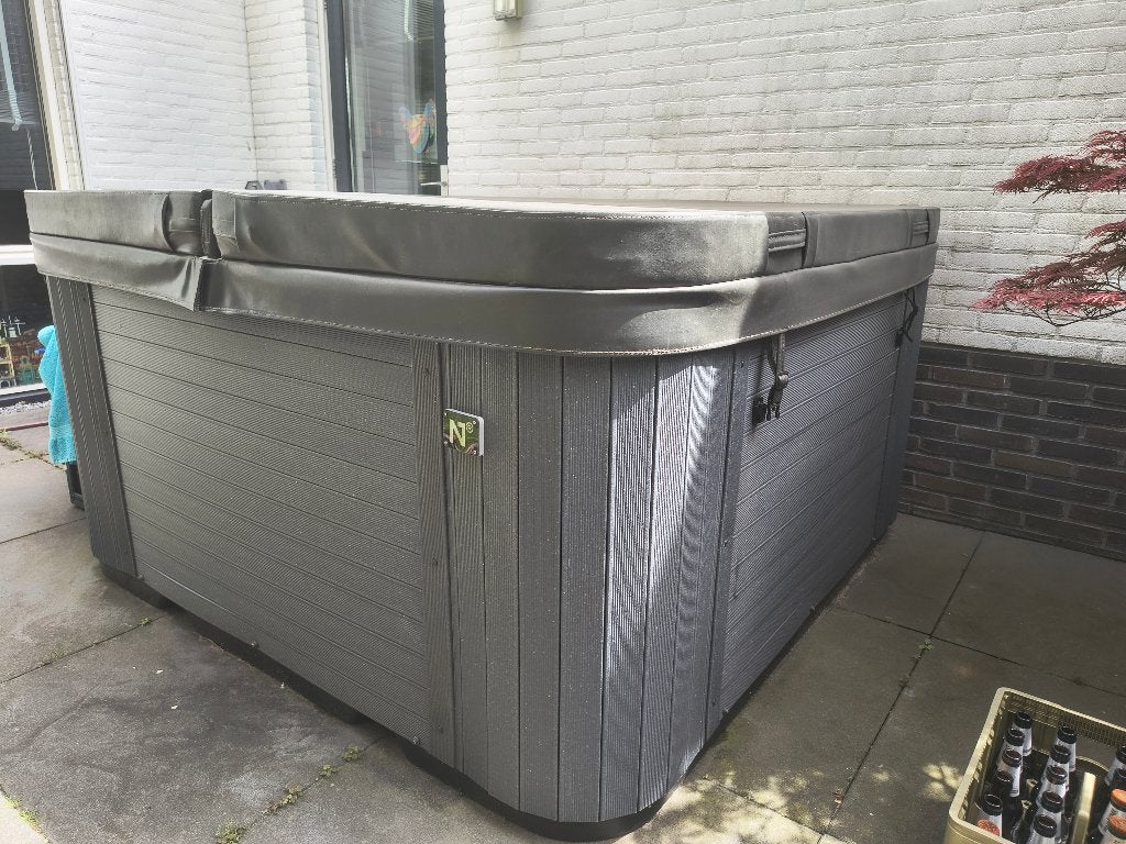 mooie Novitek Luosto jacuzzi (5 personen), Ophalen, Zo goed als nieuw, Trap, Vast