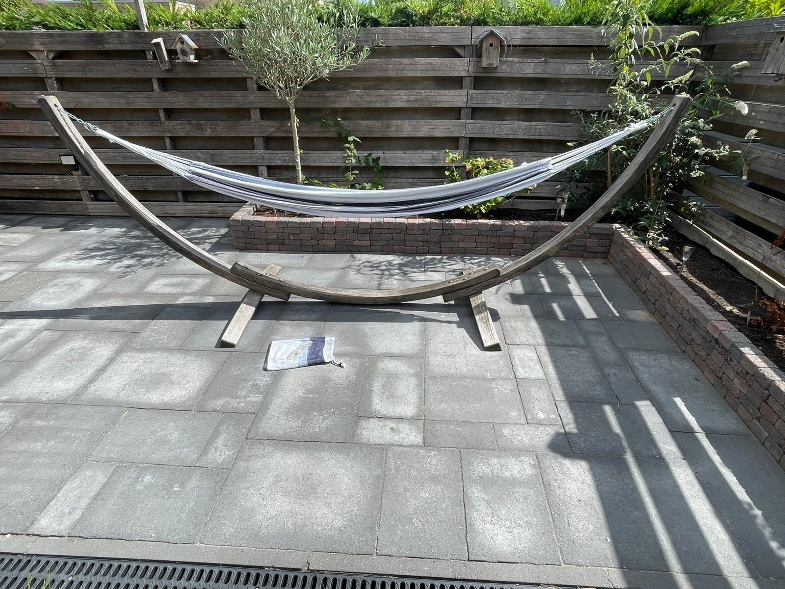 Mooi blauw-witte hangmat met stevig houten frame!, Tuin en Terras, Hangmatten, Ophalen, Zo goed als nieuw, Met standaard, Eenpersoons