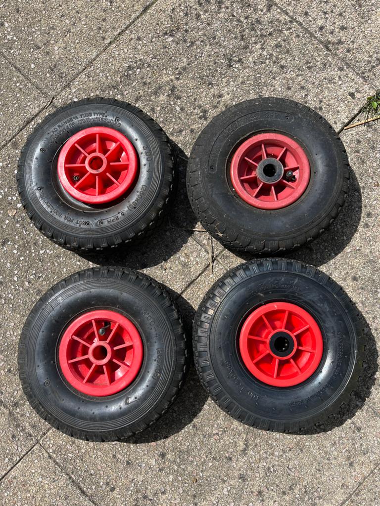 Set van 4 rubberen wielen met rode velg, Ophalen, Gebruikt