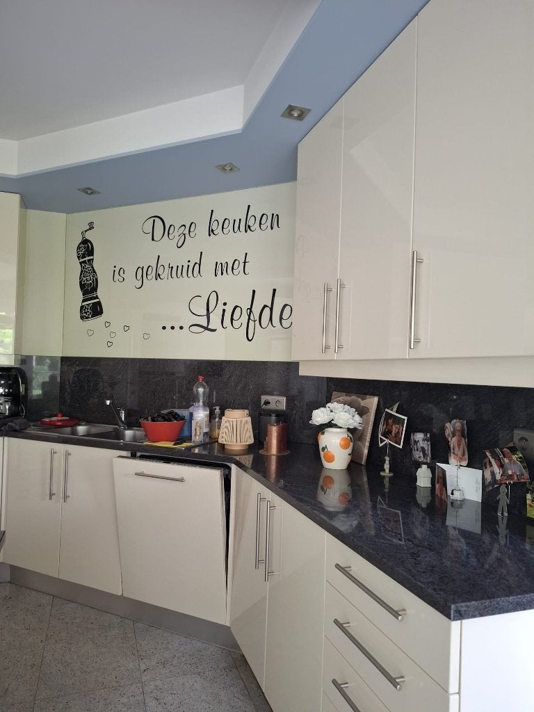 Moderne hoekkeuken met kookeiland en inbouwapparatuur, Ophalen, Gebruikt, Wit, Graniet of Steen
