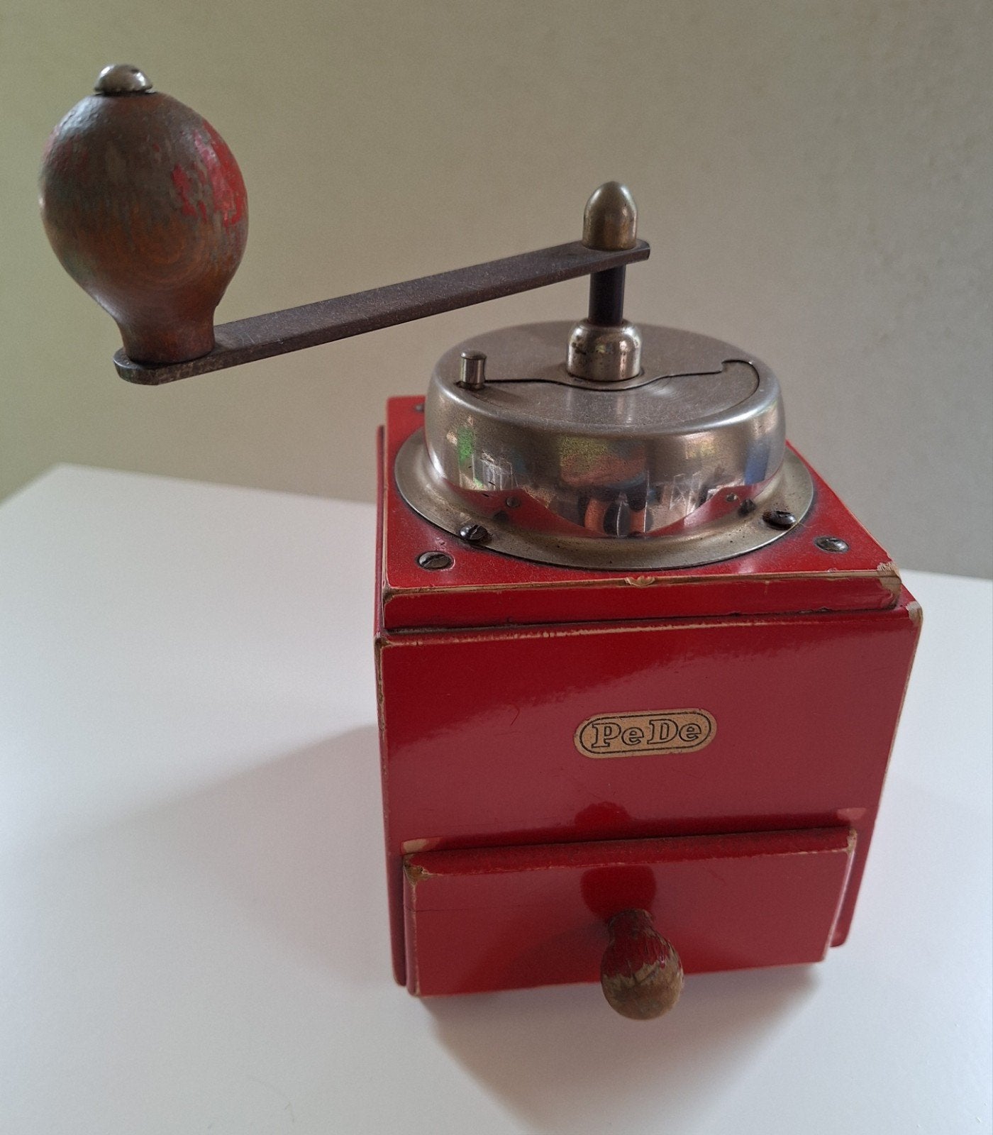Vintage PeDe koffiemolen - rood houten handmolen, Antiek en Kunst, Antiek | Keukenbenodigdheden, Ophalen of Verzenden