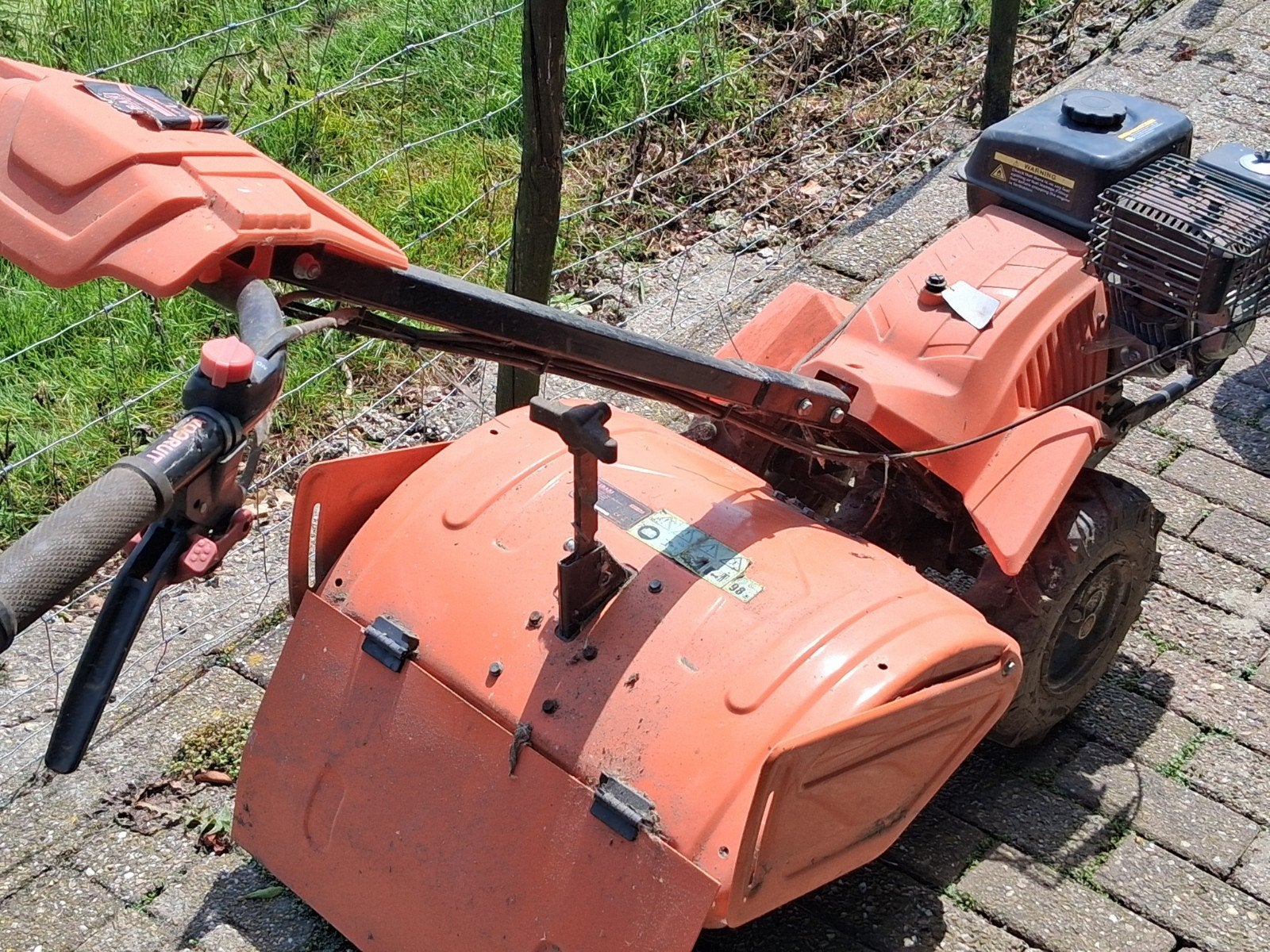 Tuinfrees in nieuwstaat, Ophalen, Zo goed als nieuw, Benzine