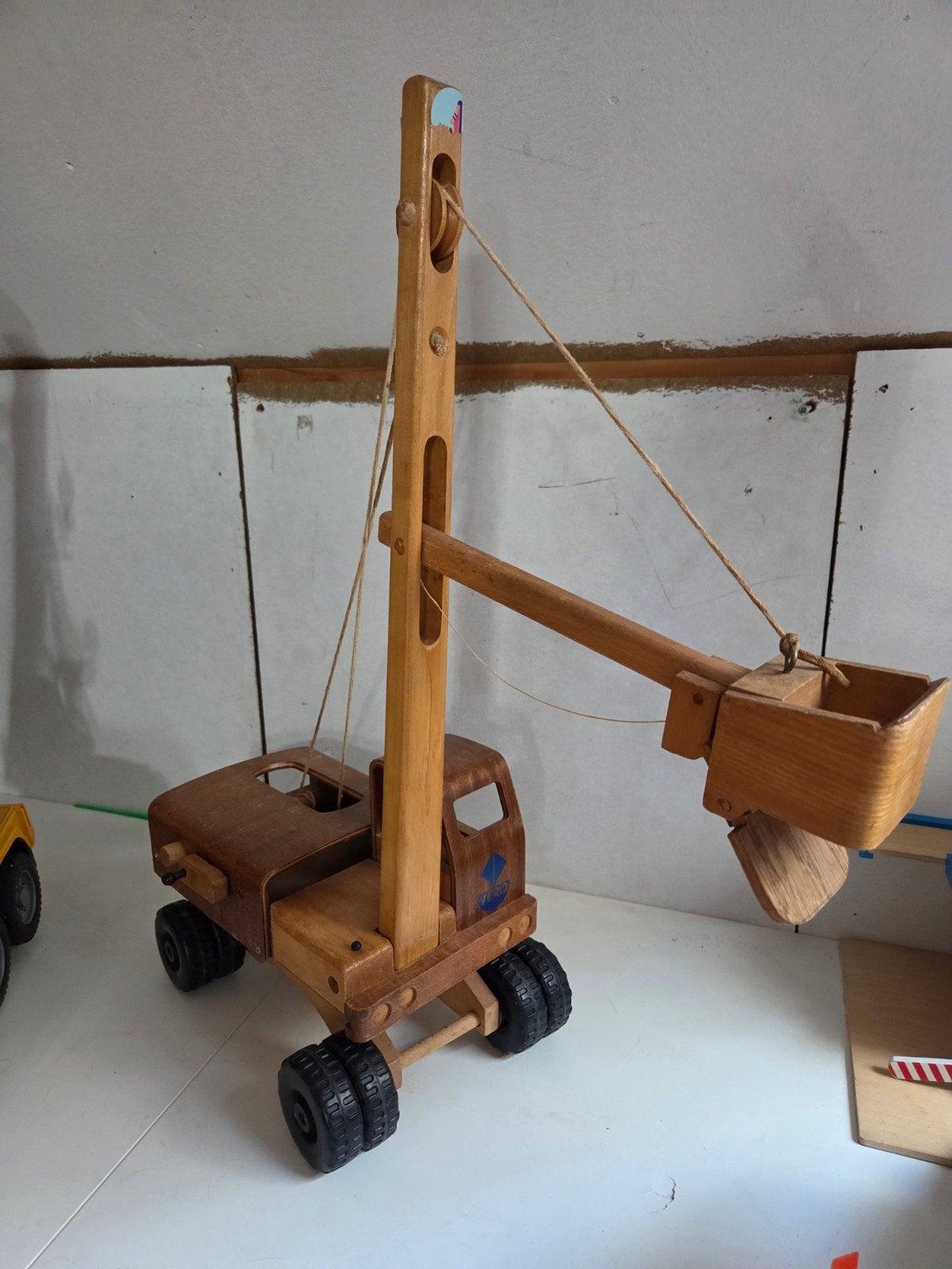 Vintage houten speelgoedkraan - VERO, Ophalen of Verzenden, Zo goed als nieuw, Jongen of Meisje