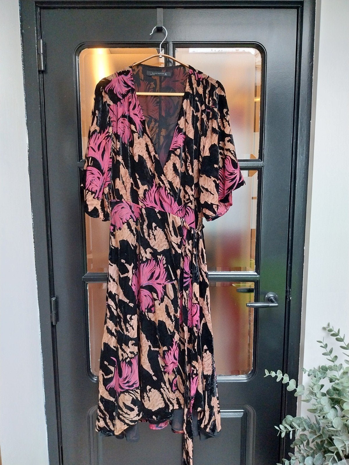 ZARA Zwarte bohemian jurk met roze bloemenprint en riem, Kleding | Dames, Maat 38/40 (M), Ophalen of Verzenden, Knielengte, Gedragen