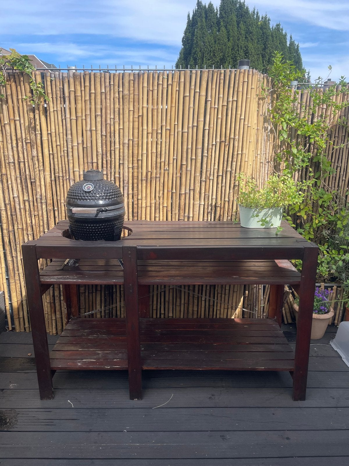 Bbq egg tafel tuin keuken buiten bruin hout wood table brown, Tuin en Terras, Buitenkeukens, Ophalen, Gebruikt, Houtskool, Vrijstaand