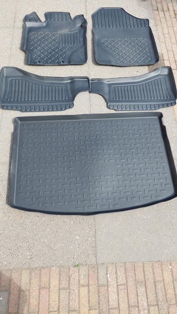 Rubberen mattenset + kofferbakmat Toyota Yaris III Hybrid, Ophalen of Verzenden, Gebruikt