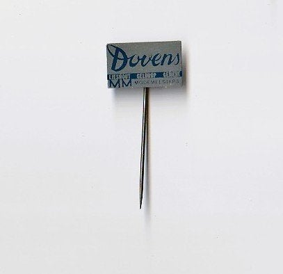 blikken speld Dovens Mode Lieshout Geldrop Gemert, Verzamelen, Speldjes, Pins en Buttons, Ophalen of Verzenden, Gebruikt, Overige onderwerpen