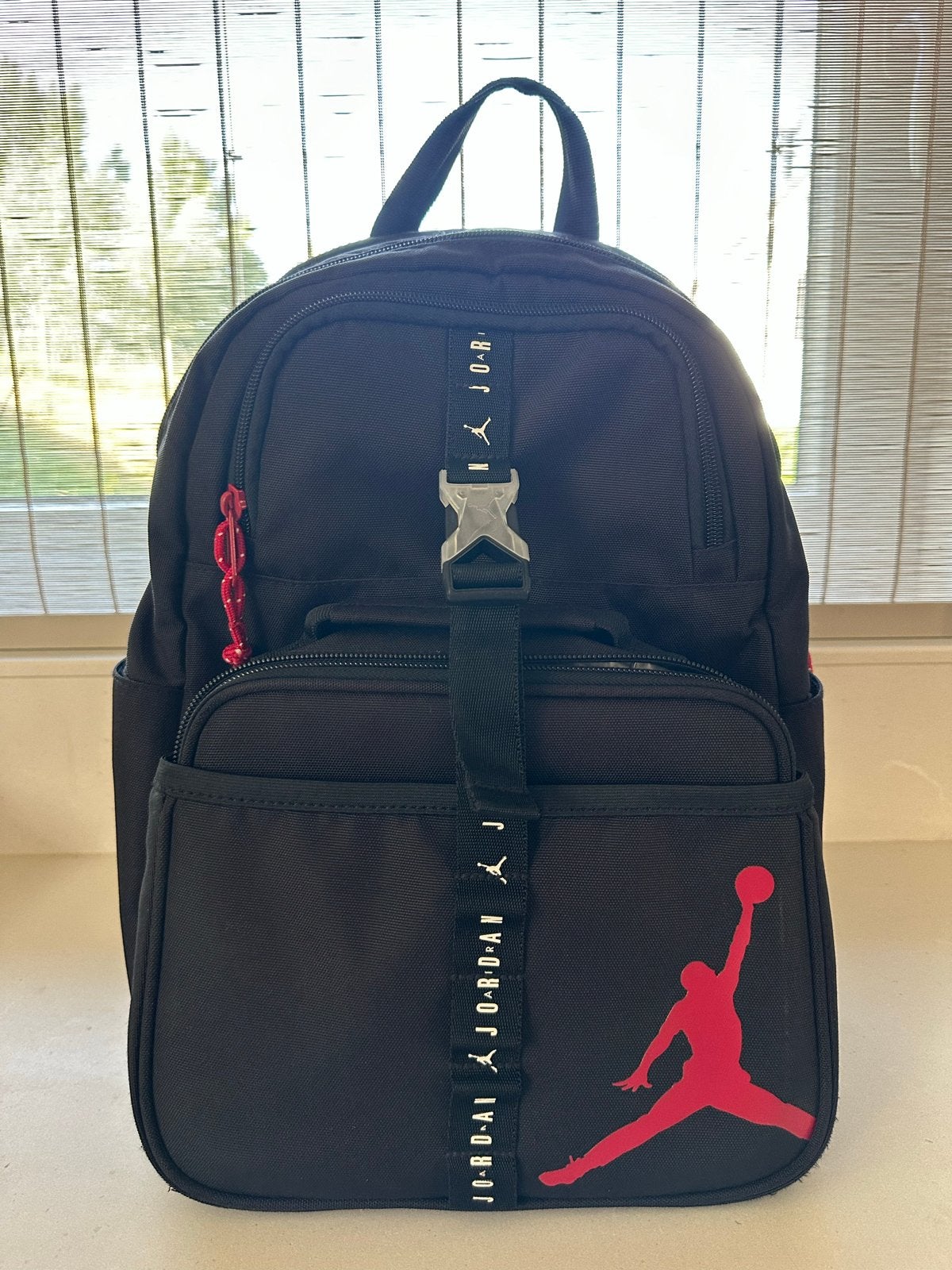 NIKE Jordan rugzak met lunchtas - Zwart/Rood, Overige merken, 25 tot 40 cm, Ophalen of Verzenden, Zo goed als nieuw