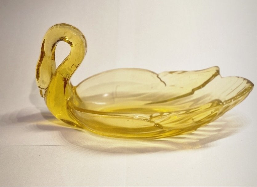Vintage glazen schaaltje Zwaan | Amber / Geel persglas, Ophalen of Verzenden