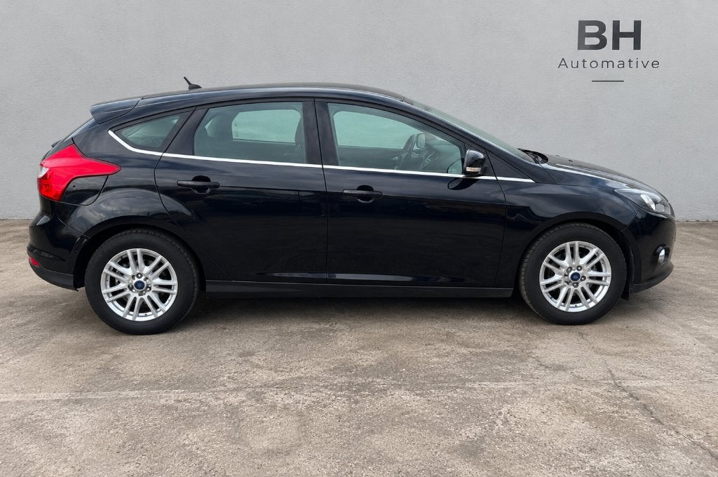 Ford Focus 1.0 Ecoboost 92KW 5D 2014 Zwart, Auto's, Dealer onderhouden, 125 pk, Geheel digitaal combi-instrument, Zwart
