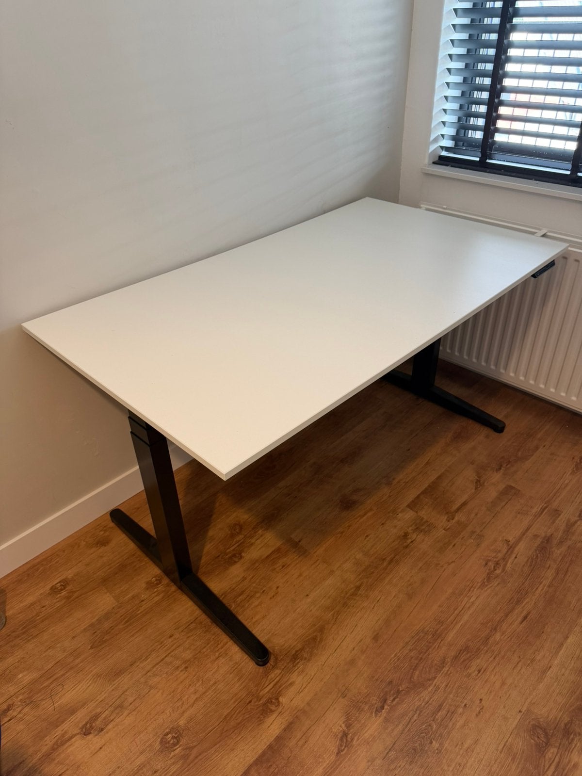 Ahrend - elektrisch zit-sta bureau 140 cm x 80 cm, Huis en Inrichting, Bureaus, Ophalen, Elektrisch, Zo goed als nieuw