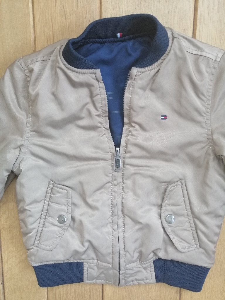 Tommy Hilfiger bomber jack zand donker blauw maat 98 - zgan, Ophalen of Verzenden, Jongen, Jas, Tommy Hilfiger