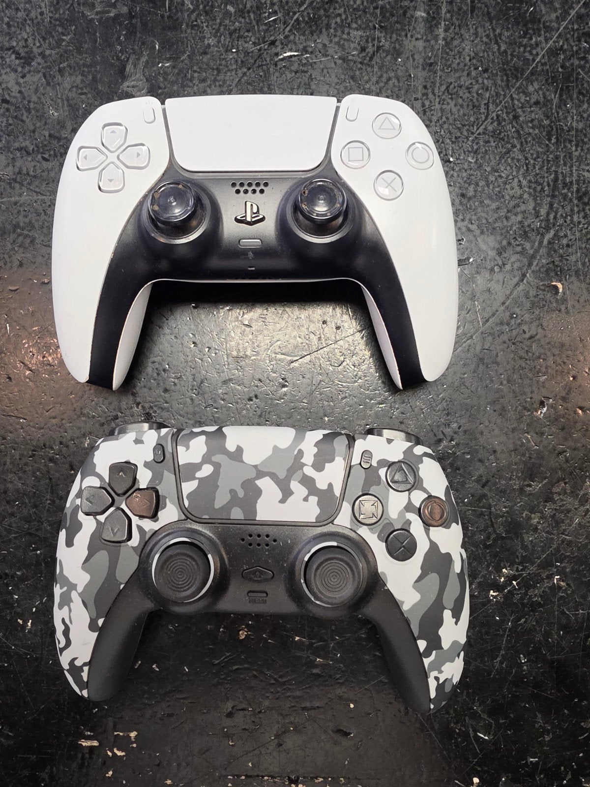 2 PS5 controllers: 1 origineel, 1 Battletron, Onbekend, Ophalen of Verzenden, Onbekend, Sony / Battletron
