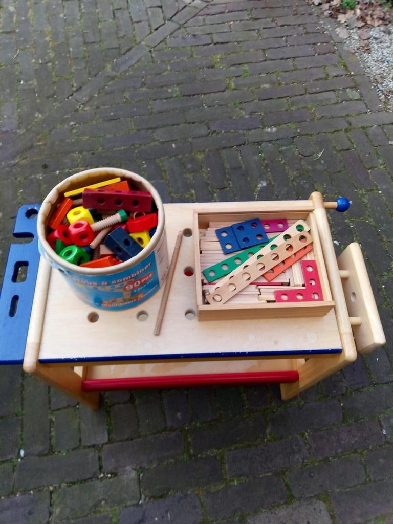 Houten werkbank met constructie materiaal, Ophalen