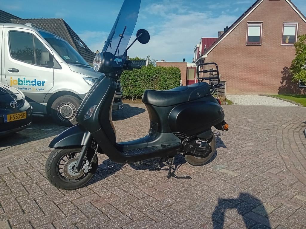 Matzwarte scooter met windscherm en bagagerek, Ophalen, Benzine, Overige merken