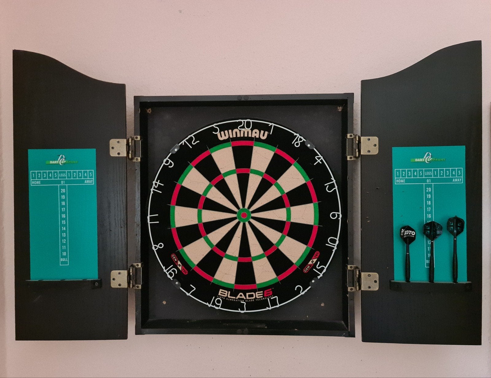 Dartboard met kast Winmau Blade 6 met 6 pijlen en flights, Ophalen of Verzenden, Dartbord