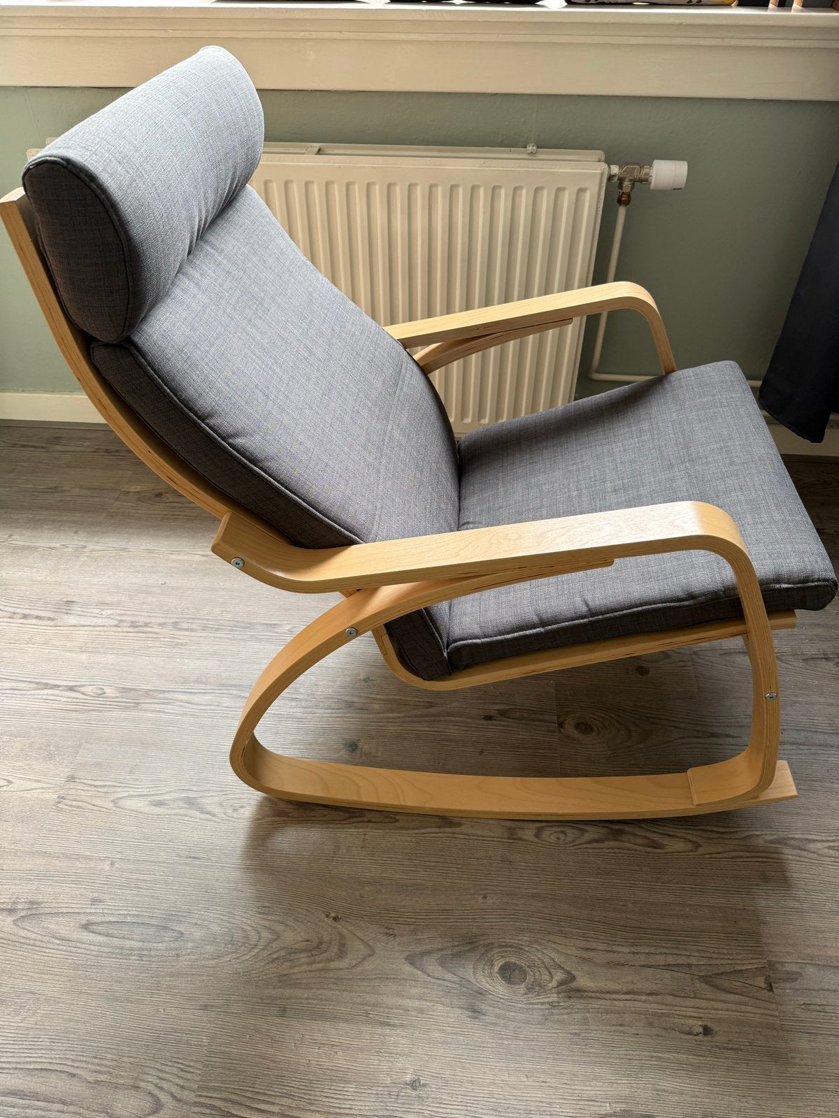 Ikea Poang schommelstoel met grijze kussens, Huis en Inrichting, Stoelen, Ophalen, Zo goed als nieuw, Hout, Eén