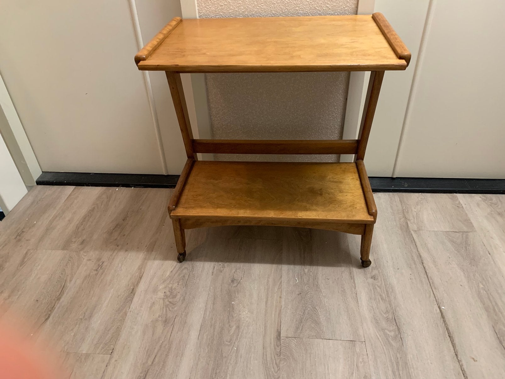 Vintage teak bijzettafel op koperen wieltjes, Ophalen, Gebruikt, Vintage, 55 tot 75 cm