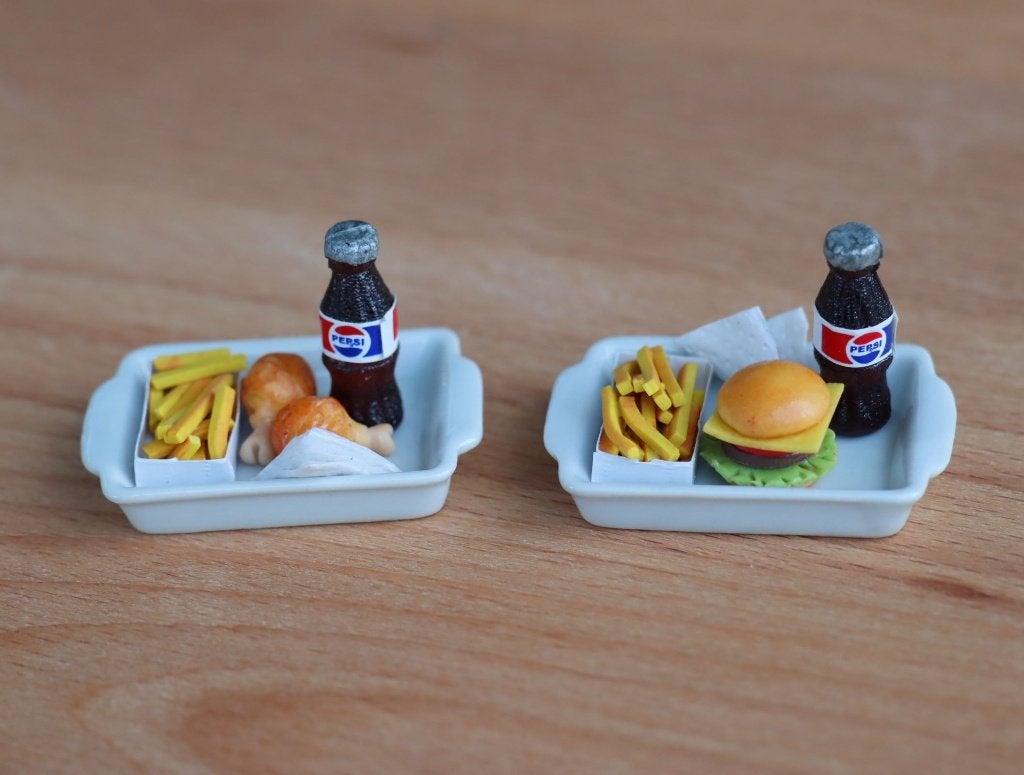 Porseleinen blad met friet, fles pepsi en snack, Verzamelen, Ophalen of Verzenden, Nieuw, Gebruiksvoorwerp