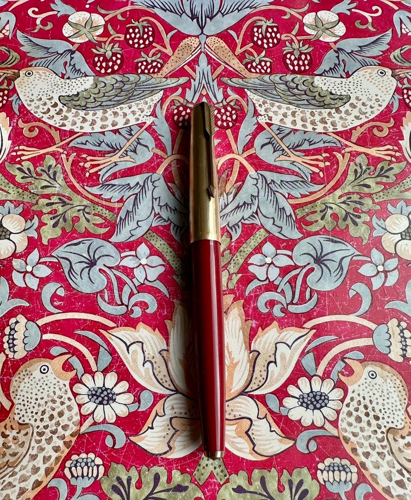 Vintage Parker 61 vulpen capillary Burgundy 12K gold-filled, Ophalen of Verzenden, Zo goed als nieuw, Vulpen, Parker