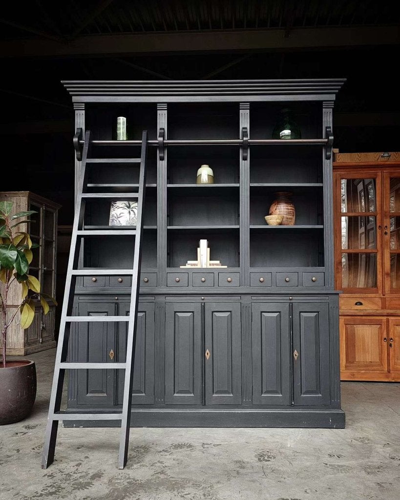 Grote zwarte bibliotheekkast | Boekenkast met ladder #2674, Niet ingevuld, Gebruikt, Met deur(en), 200 cm of meer