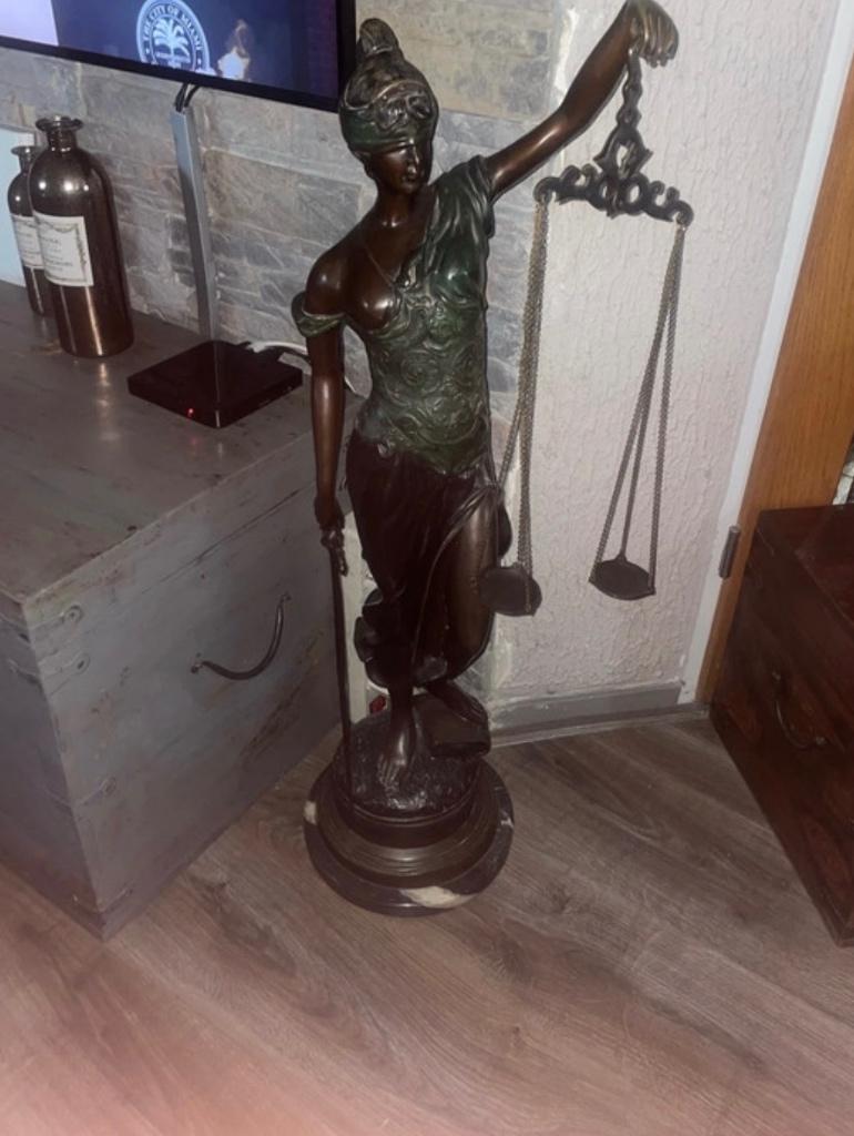Vrouw justitia beeld brons 90cm, Antiek en Kunst, Verzenden, Brons