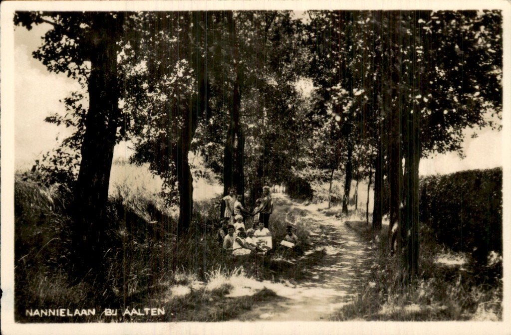 Aalten - Nannielaan - Mensen bij bomen, Ophalen of Verzenden, 1920 tot 1940, Gelopen, Gelderland