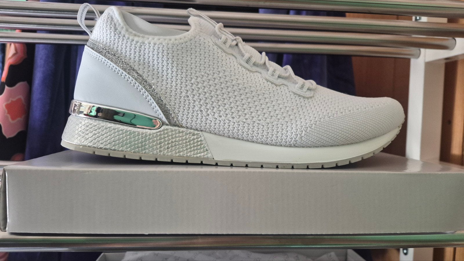 Nieuwe witte sneakers in doos, maat 40, Ophalen, Nieuw, Sneakers of Gympen, Wit