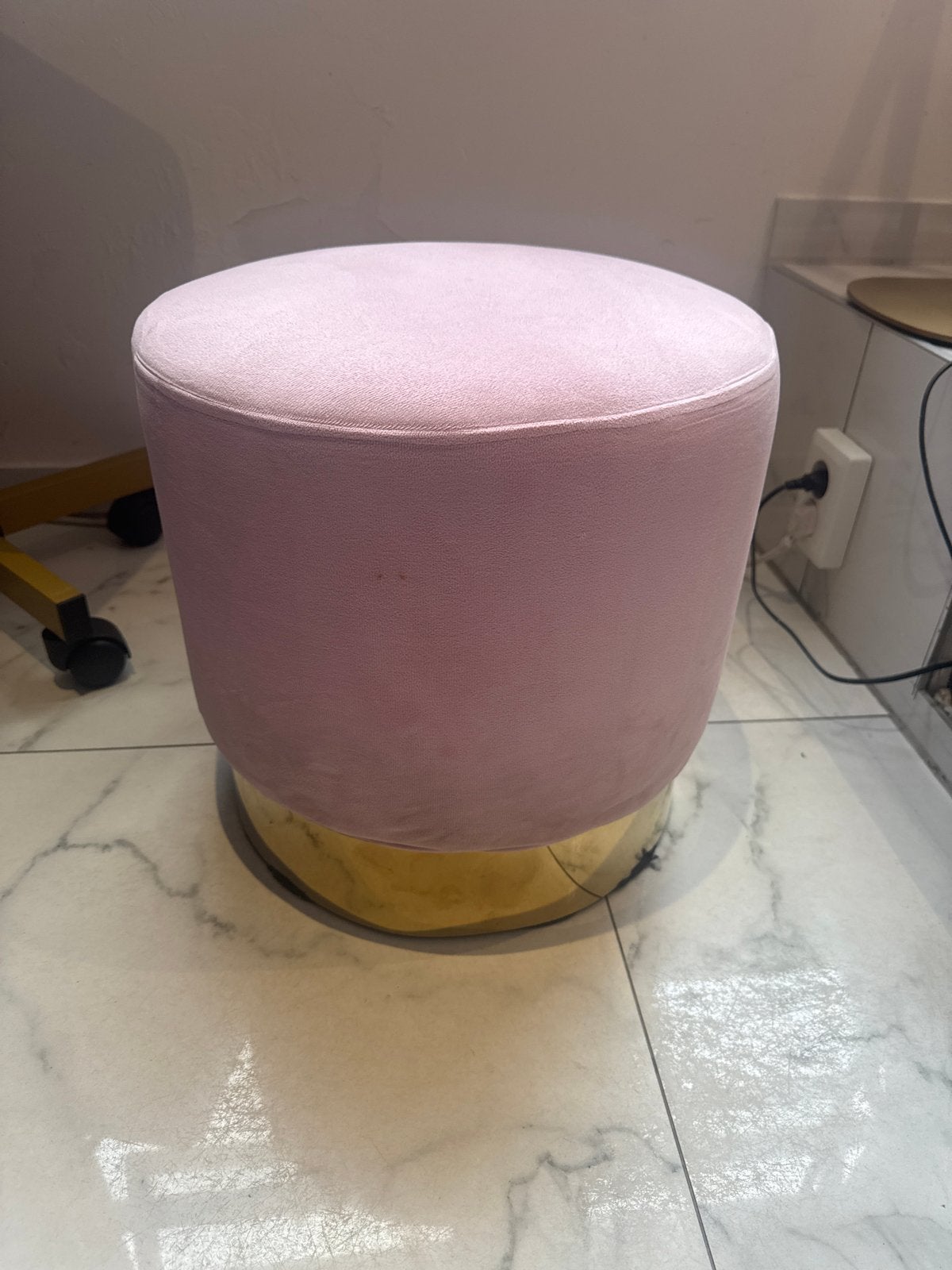 Roze Puf met Gouden Rand - Stijlvol en Comfortabel, Minder dan 50 cm, Rond, Ophalen of Verzenden, Zo goed als nieuw