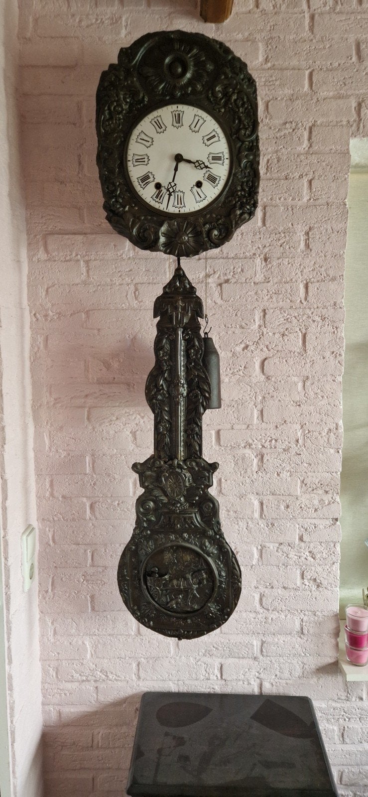 Antieke gietijzeren wandklok met slinger en bel, Antiek en Kunst, Ophalen of Verzenden