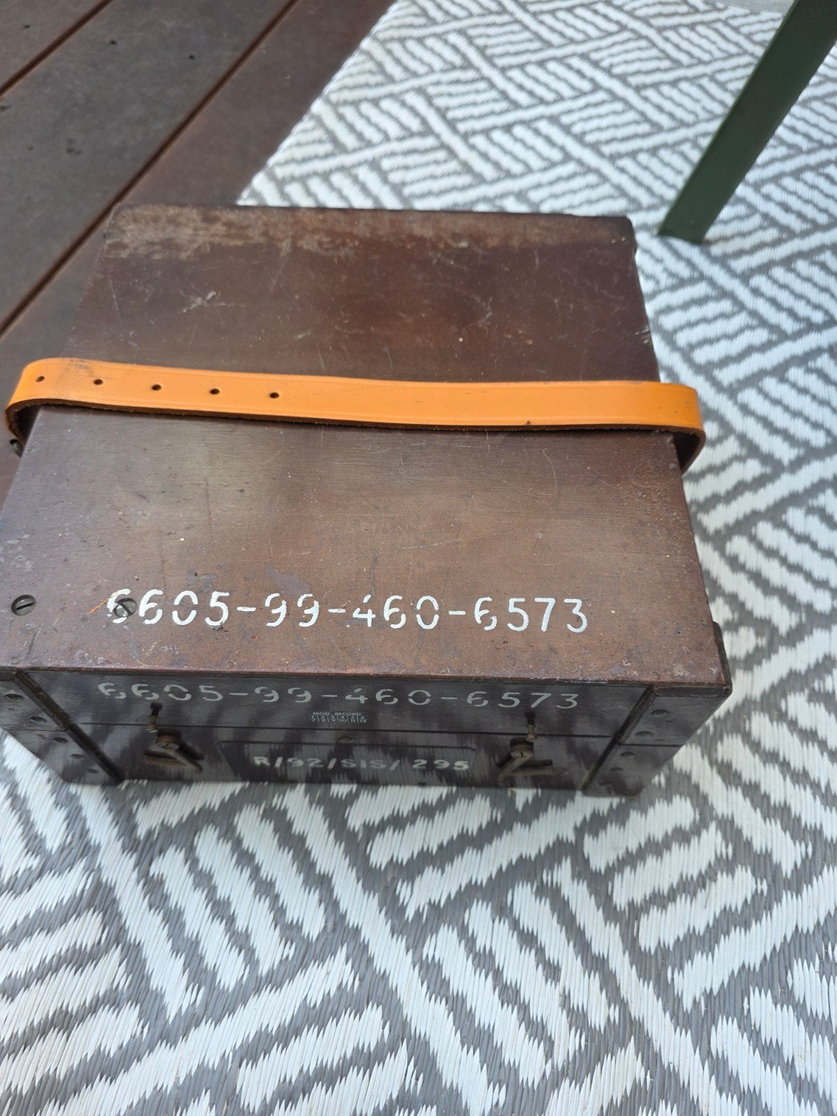 Vintage borduurring in houten kist - Militair nummer, Ophalen, Gebruikt, Handborduren, Onderdeel of Toebehoren