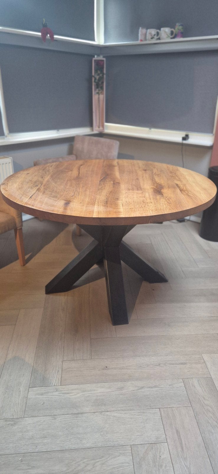 Ronde mangohouten eettafel met ijzeren kruispoot, Huis en Inrichting, Tafels | Eettafels, Overige houtsoorten, Gebruikt, Rond