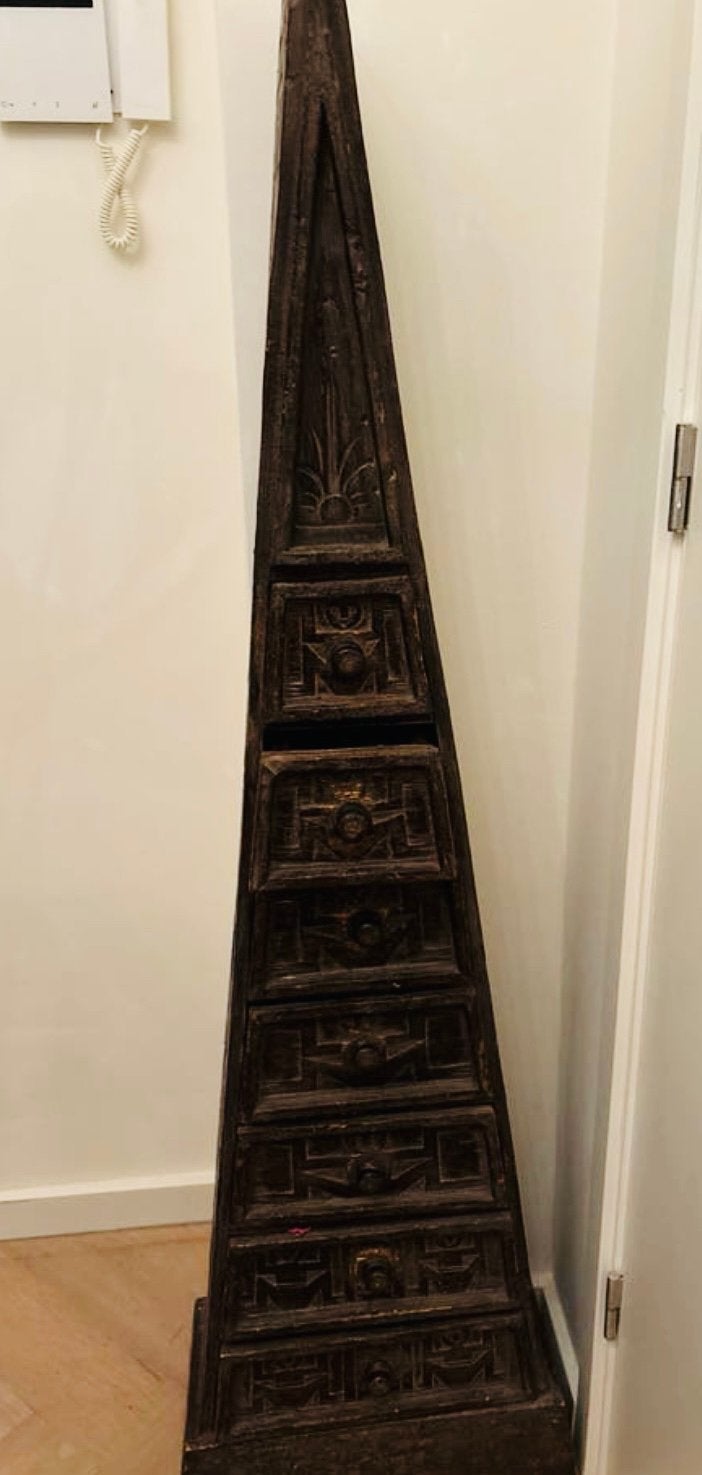 Unieke handgesneden houten obelisk met lades, Ophalen