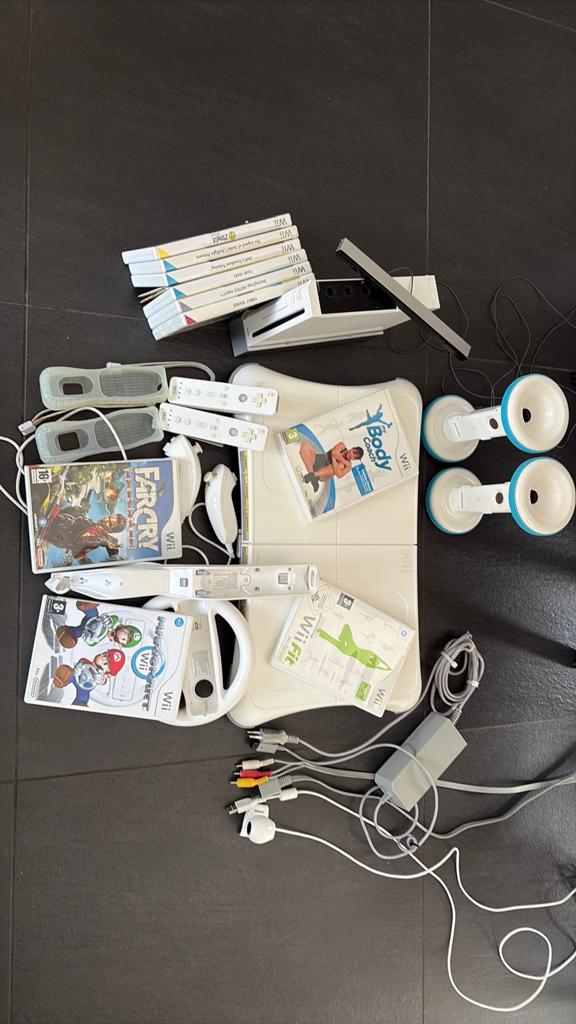 Nintendo Wii Compleet Pakket +Wii Fit + Mario Kart +10 Games, Ophalen of Verzenden, Gebruikt, Met 2 controllers, Met stuurtje