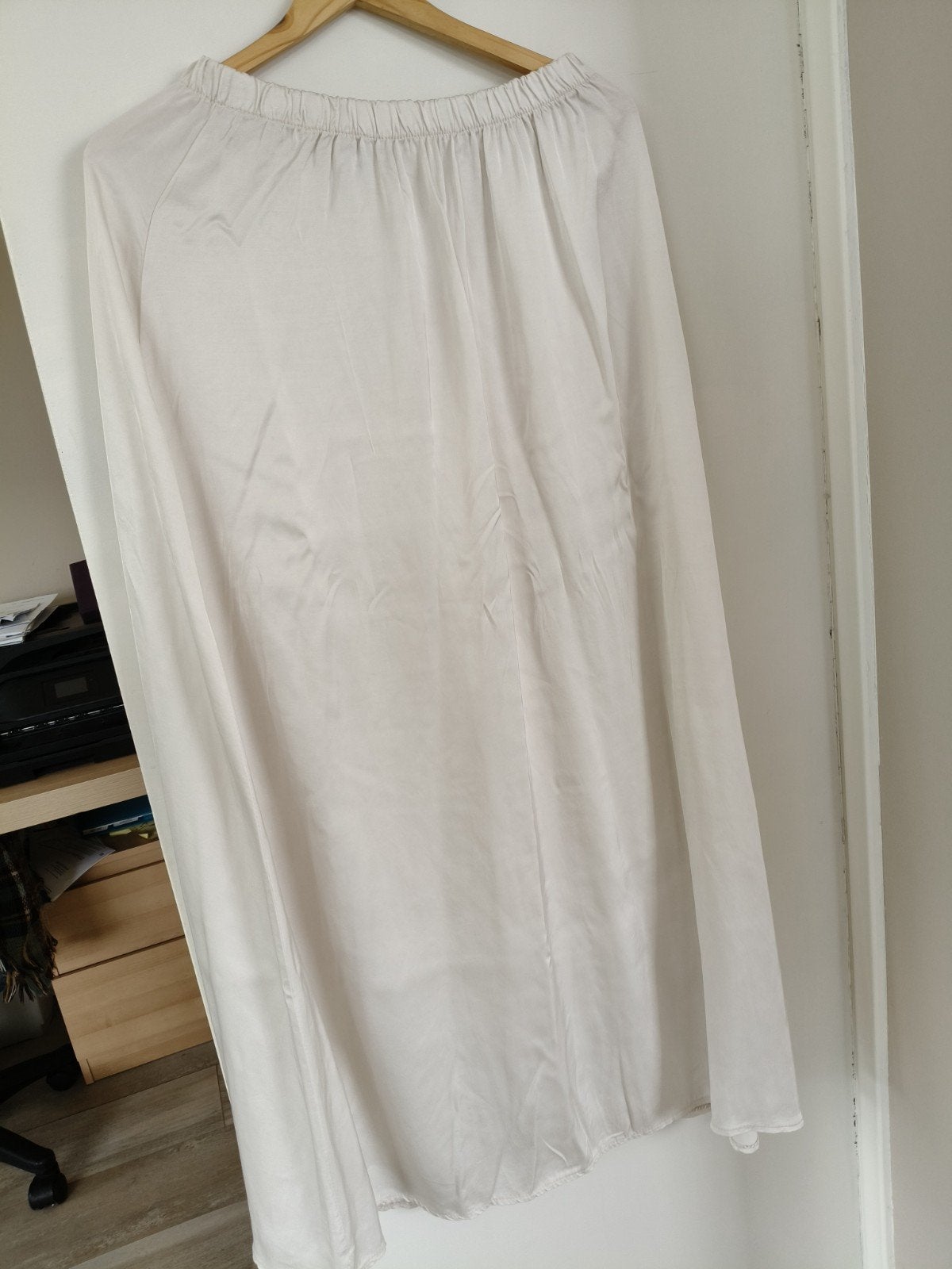 Lange satijnen rok M//L, Kleding | Dames, Rokken, Ophalen of Verzenden, Nieuw, Wit, Onder de knie