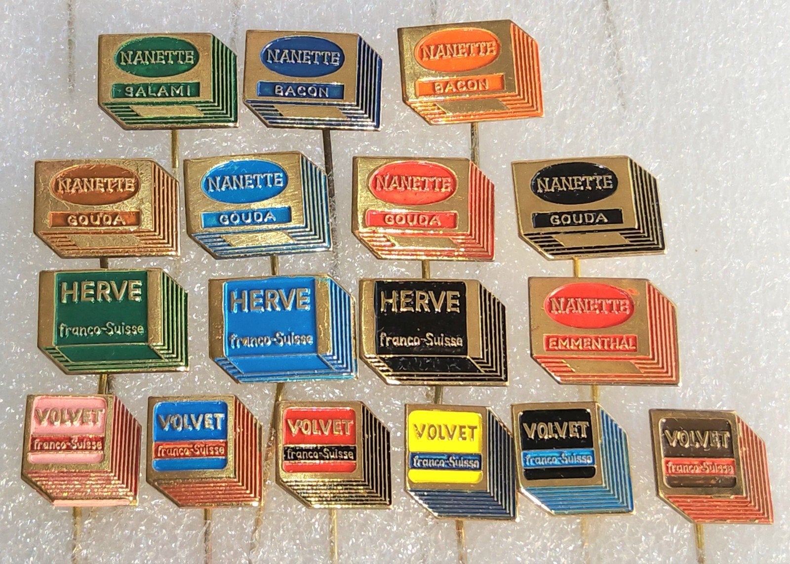 17 Vintage Speldjes: Nanette, Herve, Volvet Kaas, Ophalen of Verzenden, Gebruikt, Overige onderwerpen, Speldje of Pin