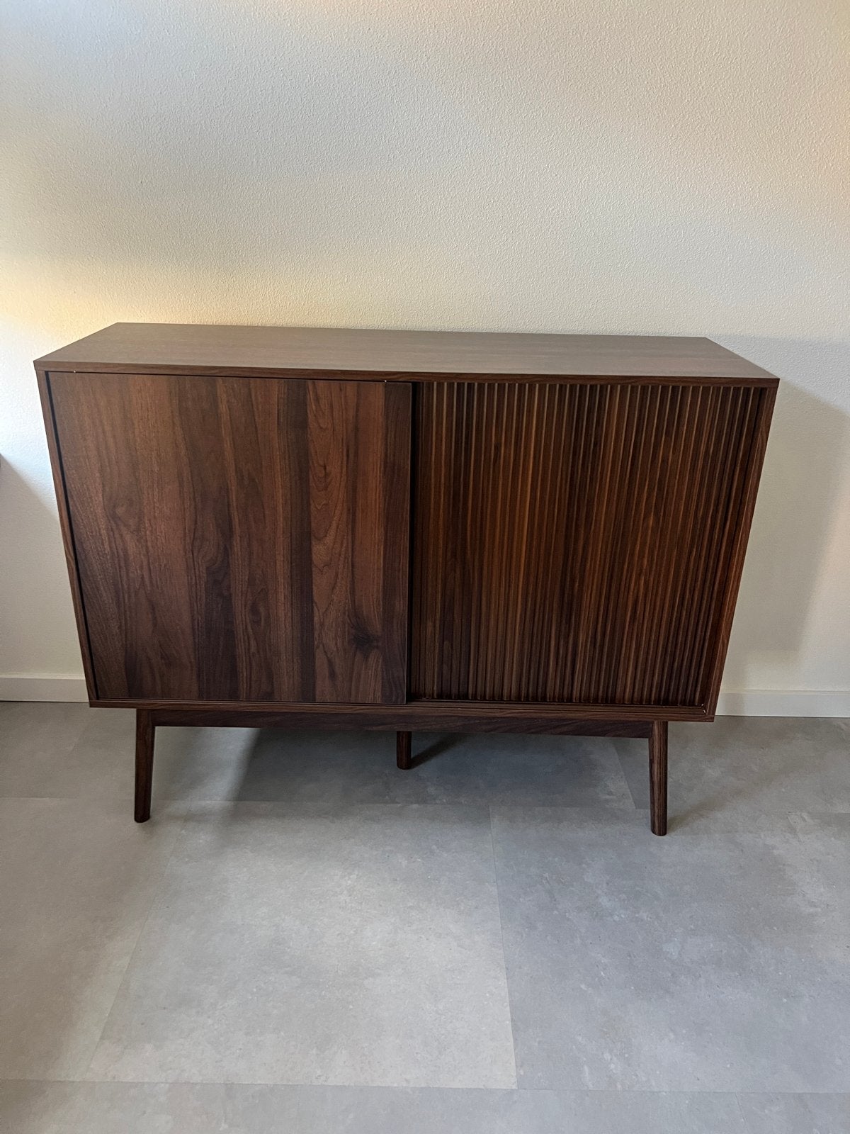 Walnoothouten dressoir – Sweeek Linear – moderne uitstraling, Ophalen, 100 tot 150 cm, Zo goed als nieuw, 25 tot 50 cm