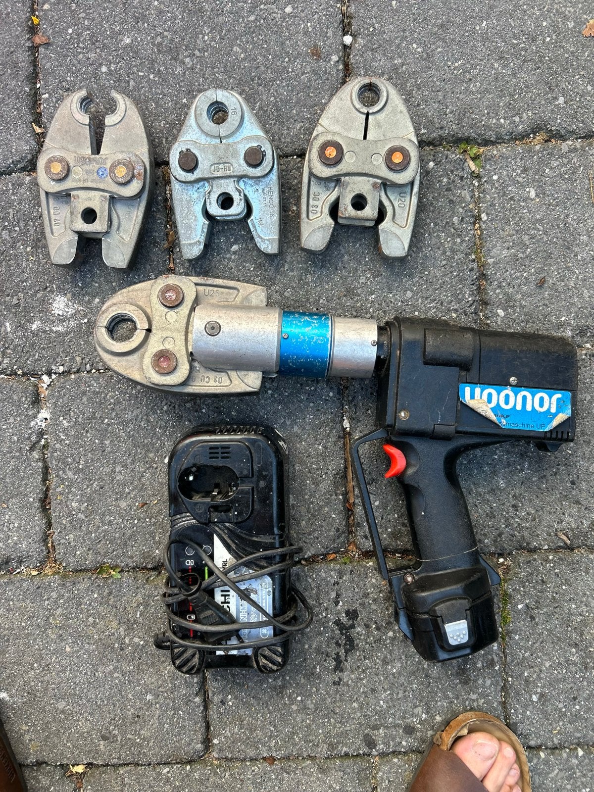 Uponor persklemmen set met persmachine en lader, Ophalen, Gebruikt, Overige typen, Overige merken