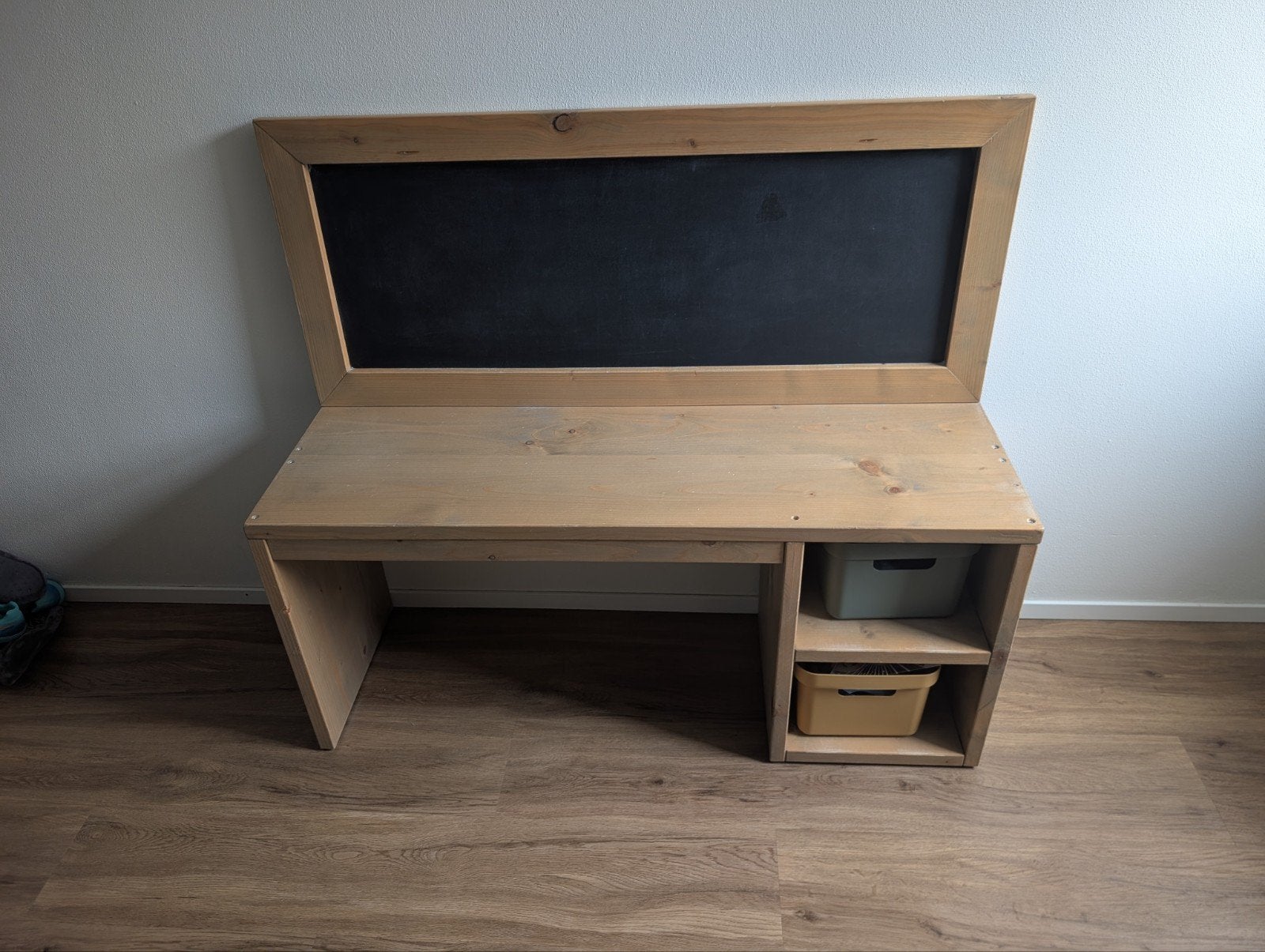 kinderbureau/speeltafel met krijtbord en stoeltjes, Ophalen, Gebruikt, Tafel(s)